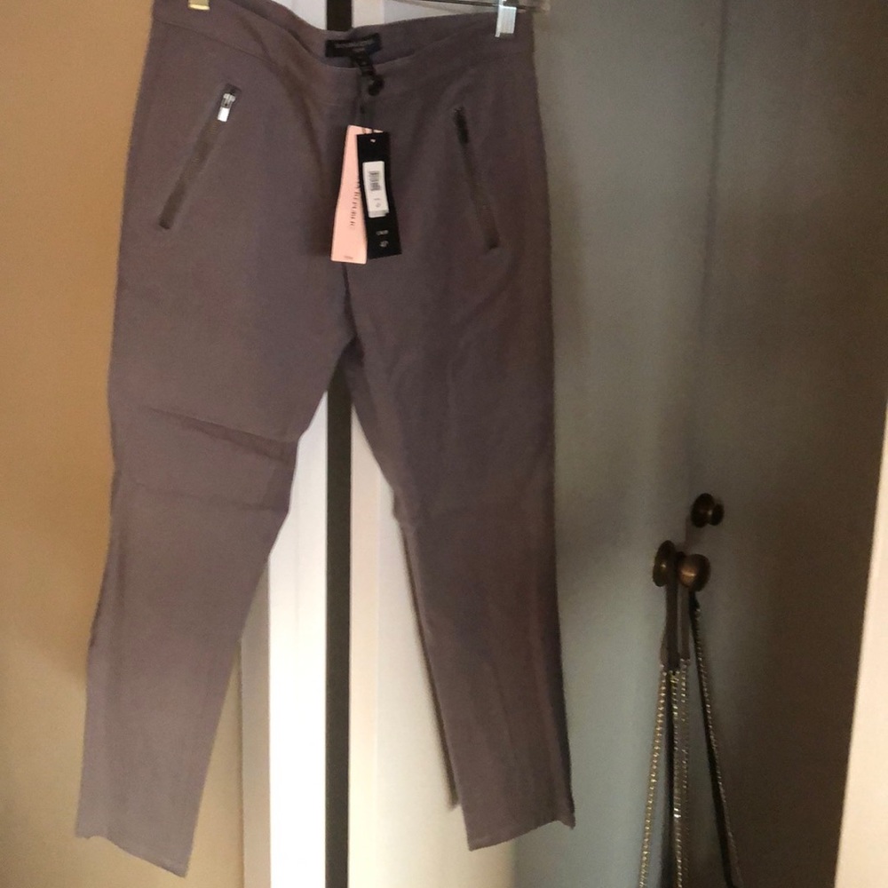 Never worn! Cropped grey pants